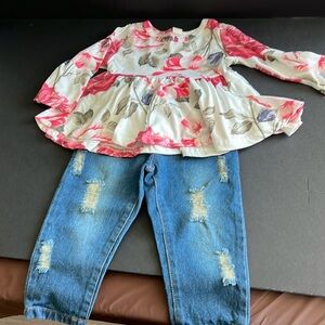 Cute 2 piece outfit. Bought on Amazon so size is90. Close to 18 month maybe